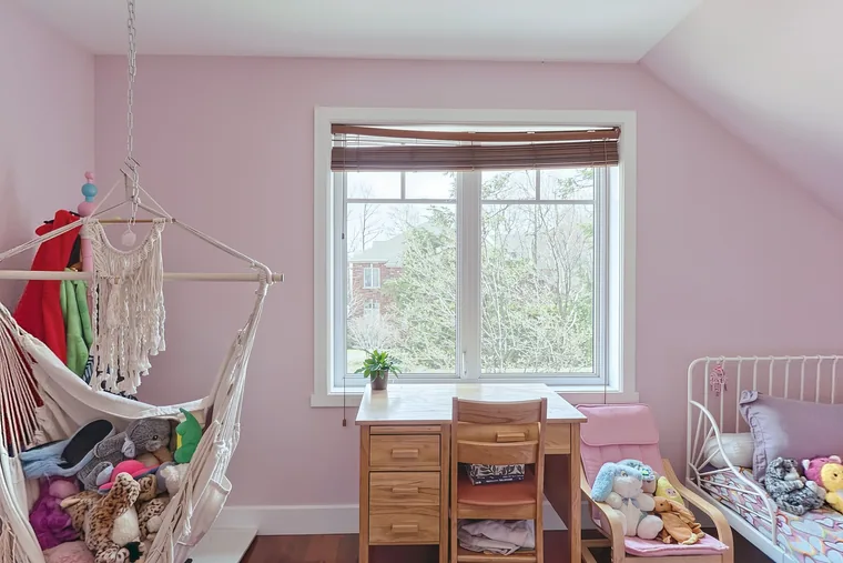 Chambre d'enfant · coin bureau — photo de fiche livrée par Revelio