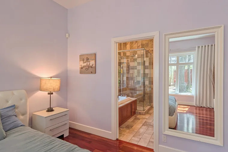 Chambre principale · accès salle de bain — photo de fiche livrée par Revelio