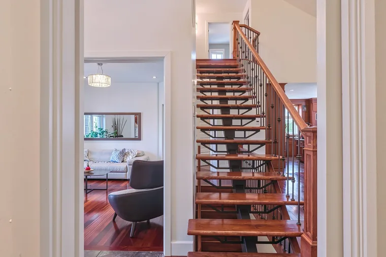 Escalier vu du salon — photo de fiche livrée par Revelio