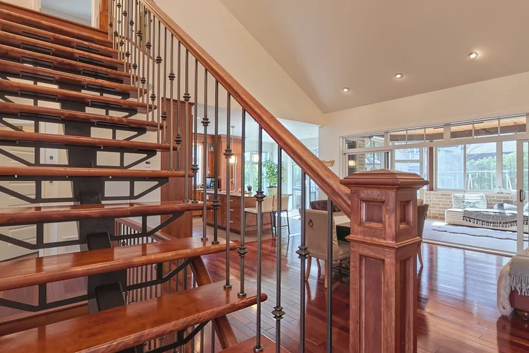 Escalier central — photo de fiche livrée par Revelio